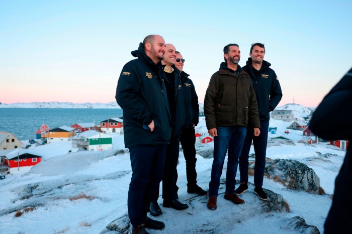 Donald Trump Jr, segundo a la derecha, posa para una fotografía a su llegada a Nuuk, Groenlandia.