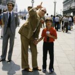 Pierre Trudeau y Justin Trudeau, visitan la Plaza de San Marcos en Venecia, Italia, el 21 de junio de 1980