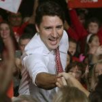 Justin Trudeau saluda a sus seguidores en un evento de campaña en 2015