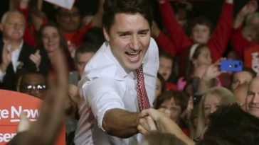 Justin Trudeau saluda a sus seguidores en un evento de campaña en 2015