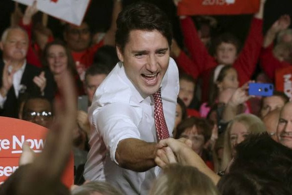 Justin Trudeau saluda a sus seguidores en un evento de campaña en 2015