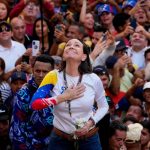 La líder de la oposición venezolana María Corina Machado con sus partidarios en una protesta contra Maduro en Caracas el jueves.