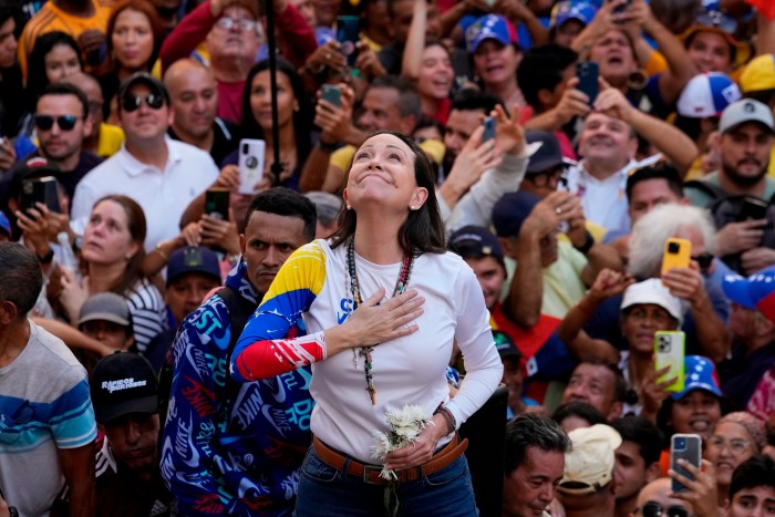 La líder de la oposición venezolana María Corina Machado con sus partidarios en una protesta contra Maduro en Caracas el jueves.