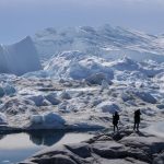 Visitantes observan el derretimiento de los icebergs en el fiordo helado de Ilulissat en julio de 2024 en Groenlandia