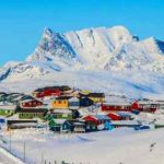 Casas en Nuuk con montaña Sermitsiaq en el fondo