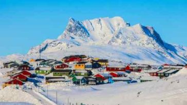 Casas en Nuuk con montaña Sermitsiaq en el fondo