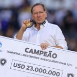 El propietario del Botafogo, John Textor, posa con el cheque del ganador después de la histórica victoria de su club en el estadio River Plate de Buenos Aires, Argentina.