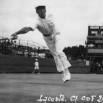 El fundador de la marca, René Lacoste, en acción en los Juegos Olímpicos de París de 1924.