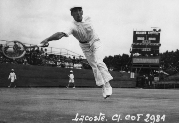 El fundador de la marca, René Lacoste, en acción en los Juegos Olímpicos de París de 1924.