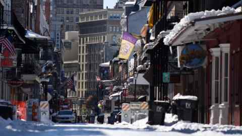 Bourbon Street en Nueva Orleans después de una rara tormenta de nieve de invierno apareciendo en la costa del Golfo de UU