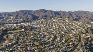 Vista aérea de Pacific Palisades en Los Ángeles antes de los incendios de esta semana