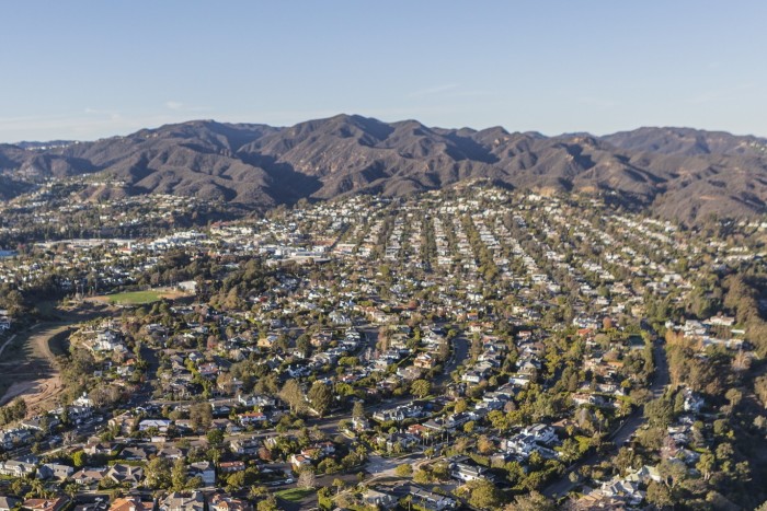 Vista aérea de Pacific Palisades en Los Ángeles antes de los incendios de esta semana