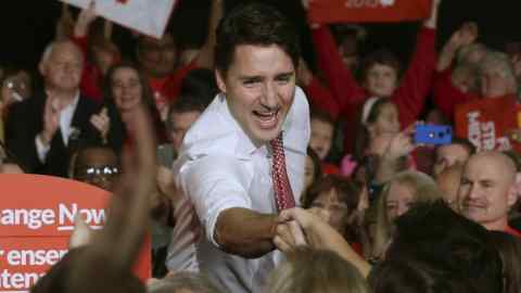 Justin Trudeau asiste a un mitin de campaña en Halifax, Nueva Escocia, el 17 de octubre de 2015.