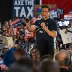 Pierre Poilievre habla durante la manifestación 'Spike the Hike - Ax the Tax' en Edmonton Expo Park, el 27 de marzo en Alberta, Canadá.