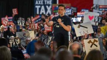 Pierre Poilievre habla durante la manifestación 'Spike the Hike - Ax the Tax' en Edmonton Expo Park, el 27 de marzo en Alberta, Canadá.