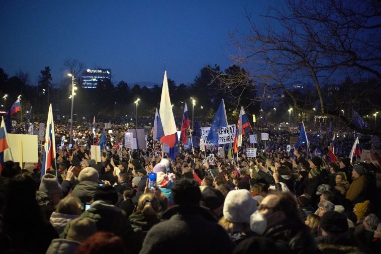 Miles de eslovacos salen a las calles contra la postura prorrusa del primer ministro Fico - Euractiv