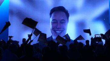 Musk aparece en el inicio de la campaña de AfD mientras miles de personas protestan en toda Alemania - Euractiv