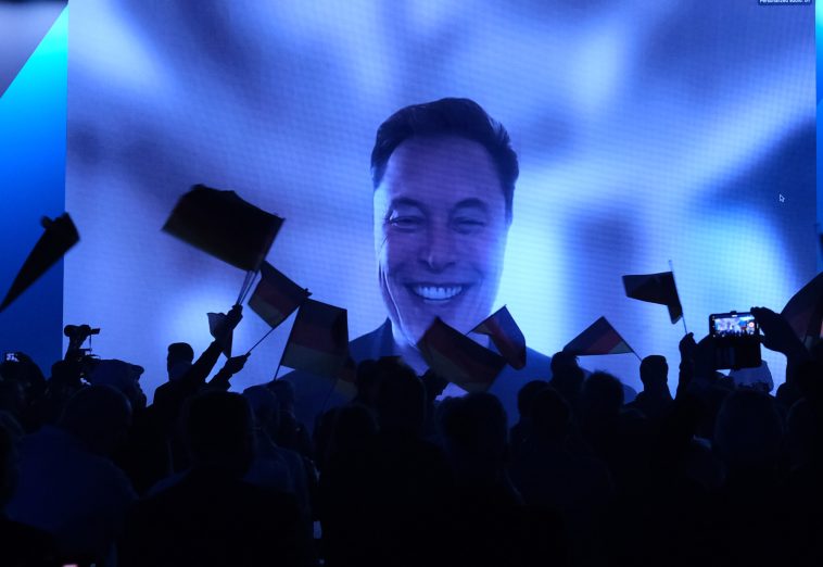 Musk aparece en el inicio de la campaña de AfD mientras miles de personas protestan en toda Alemania - Euractiv