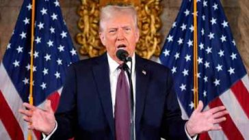 El presidente electo Donald Trump habla durante una conferencia de prensa en Mar-a-Lago