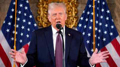 El presidente electo Donald Trump habla durante una conferencia de prensa en Mar-a-Lago