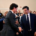 Justin Trudeau le da la mano a Pierre Poilievre en una manifestación de apoyo a Israel en Ottawa en 2023