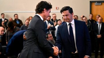 Justin Trudeau le da la mano a Pierre Poilievre en una manifestación de apoyo a Israel en Ottawa en 2023