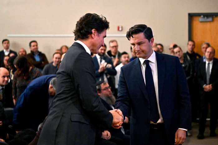 Justin Trudeau le da la mano a Pierre Poilievre en una manifestación de apoyo a Israel en Ottawa en 2023