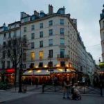 Vista de una calle muy transitada en París