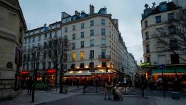 Vista de una calle muy transitada en París