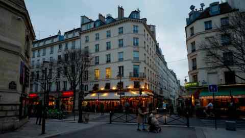 Vista de una calle muy transitada en París