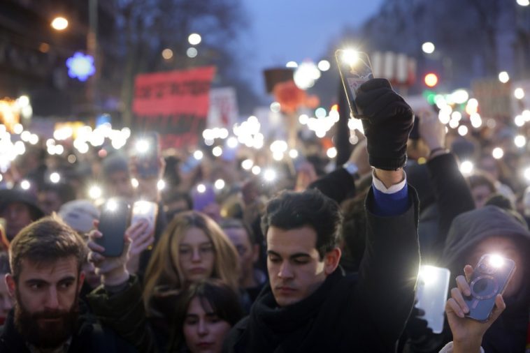 Profesores y abogados se unen a los estudiantes en las protestas contra Vučić en toda Serbia - Euractiv