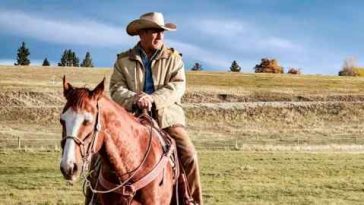 Un vaquero a caballo sosteniendo un látigo