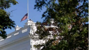 Trump se derrite por el arribo de banderas en honor a Jimmy Carter durante su toma de posesión