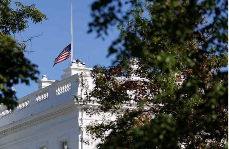 Trump se derrite por el arribo de banderas en honor a Jimmy Carter durante su toma de posesión