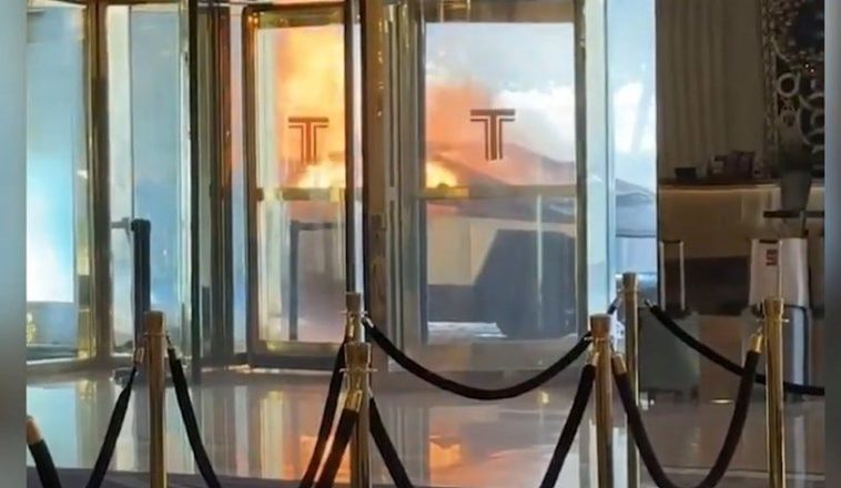 Uno de los Cybertrucks de Elon Musk explotó afuera de un hotel Trump