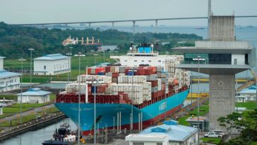 Un barco de carga en el Canal de Panamá