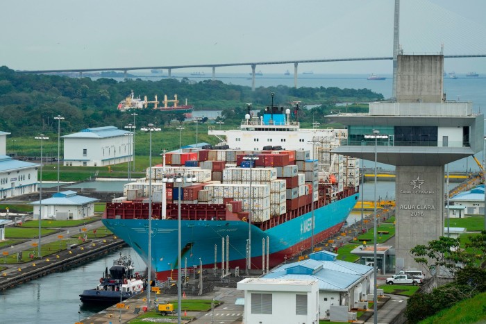 Un barco de carga en el Canal de Panamá