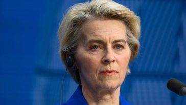 Von der Leyen de la UE sigue trabajando a pesar de una neumonía "grave" - ​​Euractiv