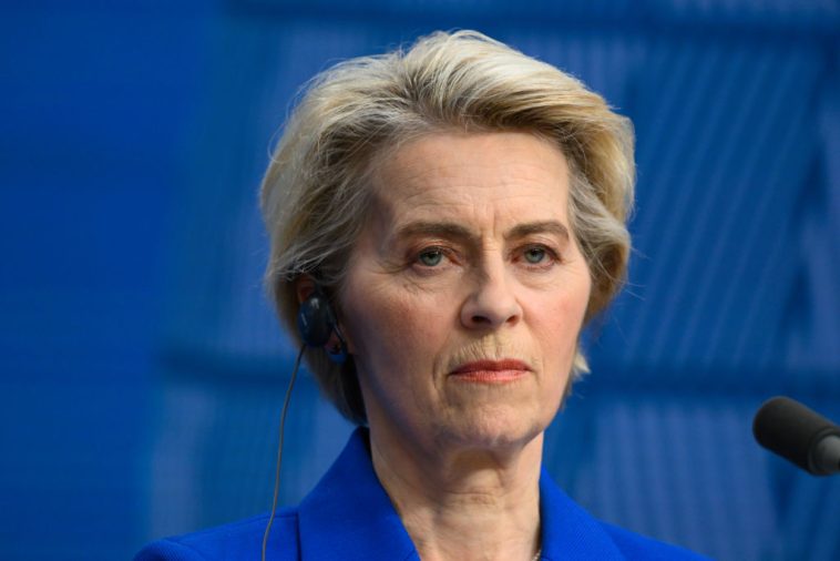 Von der Leyen de la UE sigue trabajando a pesar de una neumonía "grave" - ​​Euractiv