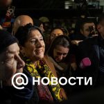 Zurabishvili se unió a los manifestantes que celebraban el Año Nuevo en el parlamento