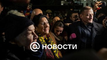 Zurabishvili se unió a los manifestantes que celebraban el Año Nuevo en el parlamento