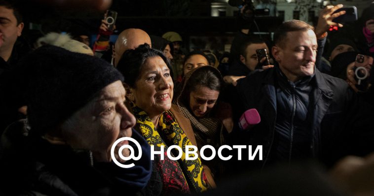 Zurabishvili se unió a los manifestantes que celebraban el Año Nuevo en el parlamento