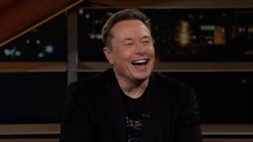 Elon Musk riendo