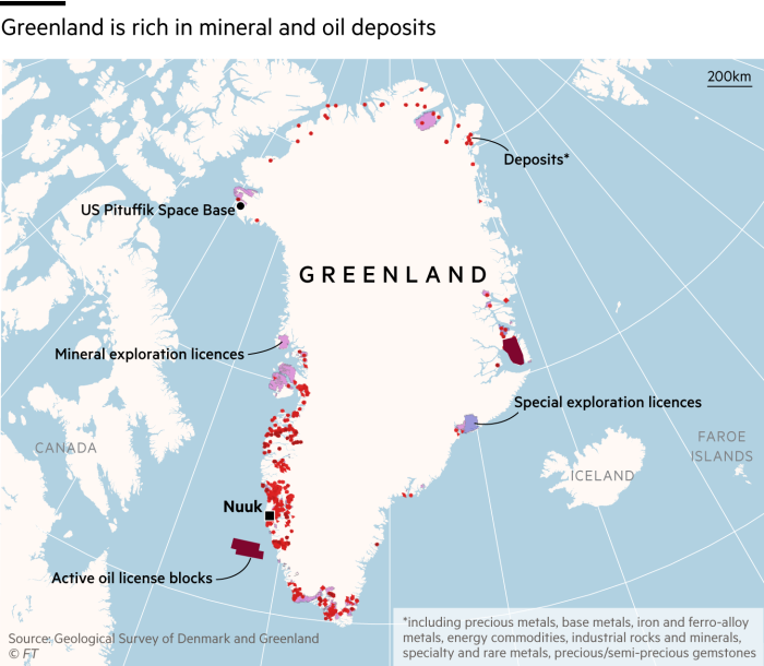 Mapa de Groenlandia que muestra depósitos de minerales y petróleo.