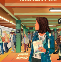 La ilustración muestra a una mujer sosteniendo un libro, parada en un andén del metro. Ella está mirando un tren, mientras los viajeros esperan a su alrededor.