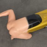 Escultura que representa la mitad inferior desnuda de un hombre transformándose en un auto dorado