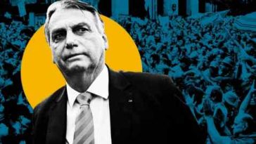 Un montaje de Jair Bolsonaro en primer plano con sus partidarios participando en una manifestación en Sao Paulo en noviembre en apoyo de los arrestados por los ataques de estado en el Congreso Nacional y la Corte Suprema Federal en Brasilia el 8 de enero en el fondo.