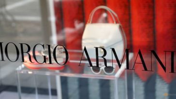 Controles de elevación de la corte italiana colocados en Armani Company por prácticas laborales