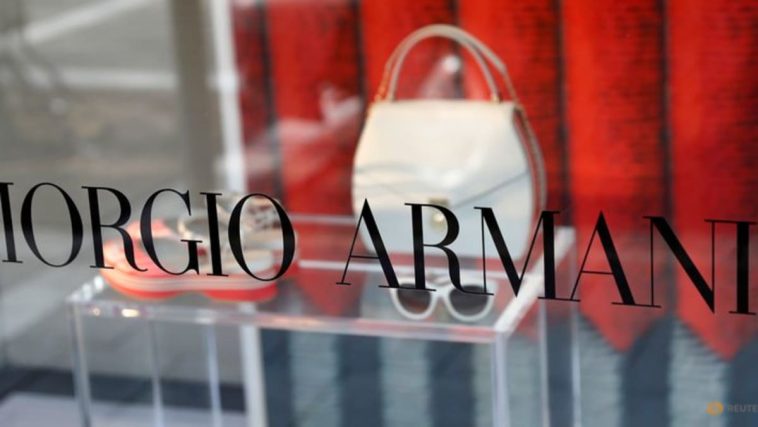 Controles de elevación de la corte italiana colocados en Armani Company por prácticas laborales