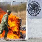 Un soldado del ejército pasa por alto las drogas en la zona militar de VII en Escobedo, Nuevo Estado de Leon, México